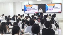 校领导走上讲台为学生讲授思政课