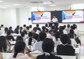 校领导走上讲台为学生讲授思政课